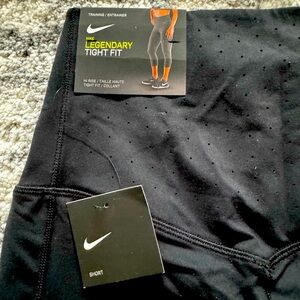 Nike Legendary Tight Fit Leggings